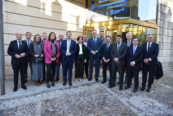 El consejero de Agricultura, Agua y Desarrollo Rural, Francisco Martínez Arroyo, firma un protocolo de colaboración con diferentes entidades financieras para favorecer la liquidez en el sector agrario