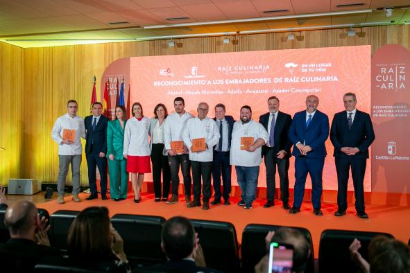 El presidente regional, Emiliano García-Page, entrega las chaquetillas y placas a los embajadores de Raíz Culinaria