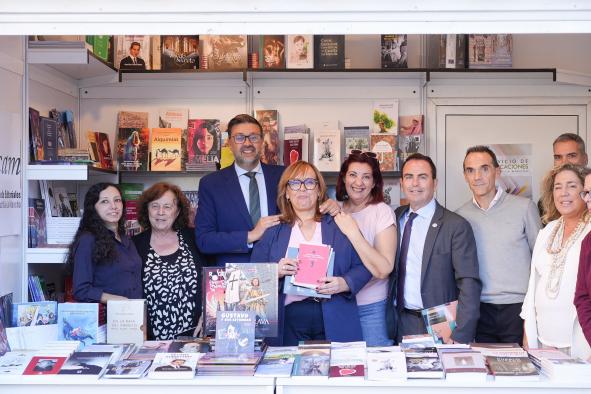 El Gobierno regional visibiliza el papel de los editores de Castilla-La Mancha con un stand propio en la Feria del Libro de Toledo