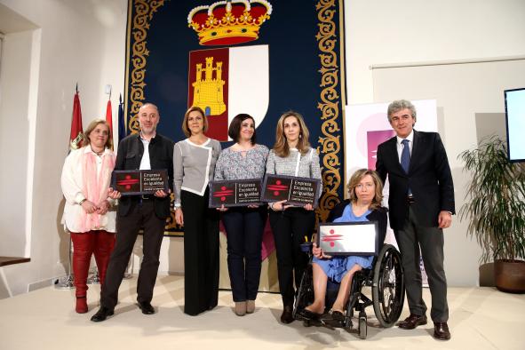 Cospedal entrega los distintivos de excelencia en igualdad, conciliación y responsabilidad social empresarial 1