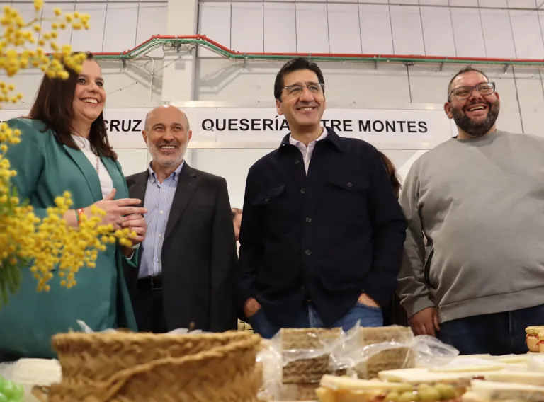 El vicepresidente segundo del Gobierno de Castilla-La Mancha, José Manuel Caballero, inaugura la I Feria Sabores de los Montes en el pabellón multifuncional de Piedrabuena