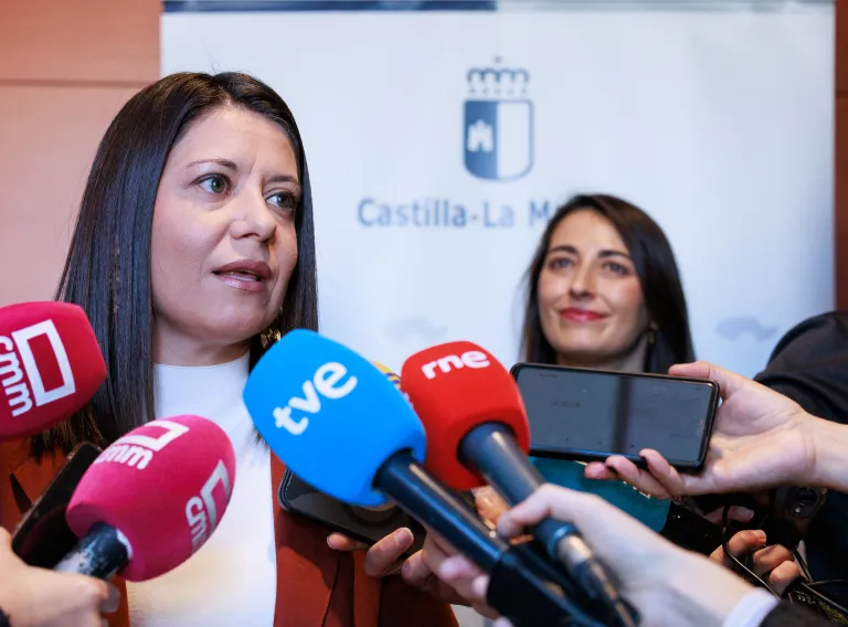 La consejera de Bienestar Social, Bárbara García Torijano, presenta la campaña de Turismo Social para personas mayores de 2026 en el salón de actos de la Consejería de Bienestar Social.