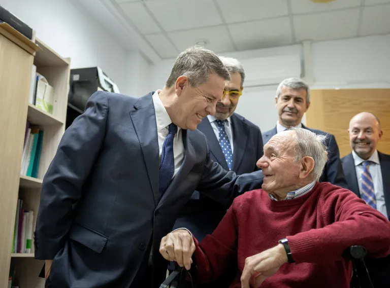 El presidente de Castilla-La Mancha, Emiliano García-Page en el encuentro con representantes de la Asociación Daño Cerebral Castilla-La Mancha en Talavera de la Reina, junto con el Consejero de Sanidad, Jesús Fernández Sanz
