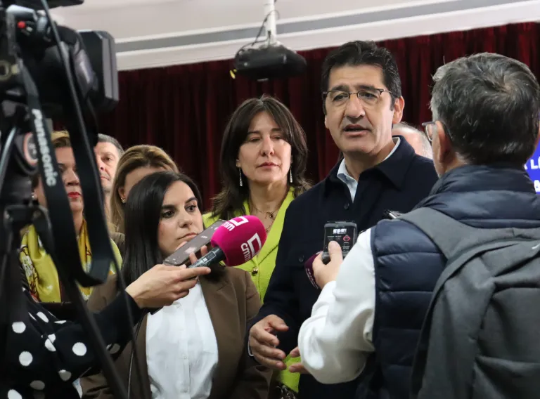 El programa de Transporte Sensible a la Demanda del Gobierno de Castilla-La Mancha llegará en verano a la comarca de Almadén para mejorar la movilidad y el acceso a servicios entre 8 municipios y que beneficiará a más de 11.400 habitantes. Esta mañana ha sido presentado el proyecto por el vicepresidente segundo del Gobierno de Castilla-La Mancha, José Manuel Caballero, en Chillón ante los alcaldes de las localidades que formarán parte de él.