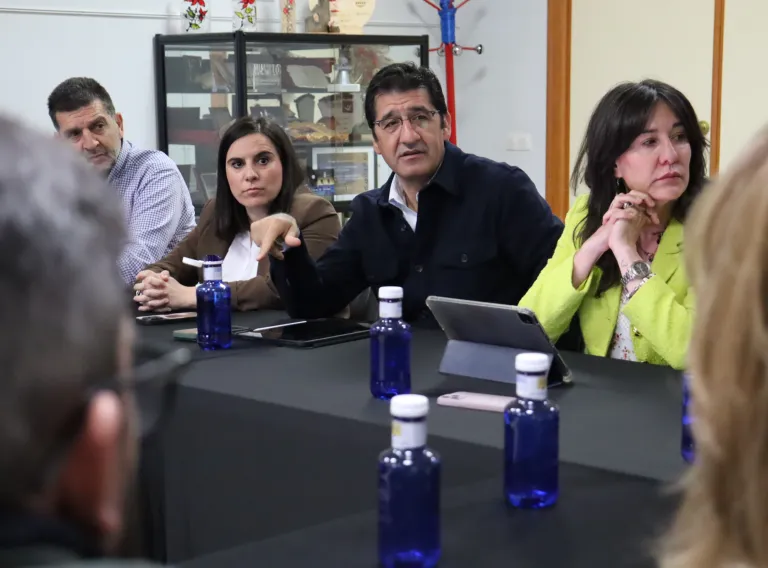 El programa de Transporte Sensible a la Demanda del Gobierno de Castilla-La Mancha llegará en verano a la comarca de Almadén para mejorar la movilidad y el acceso a servicios entre 8 municipios y que beneficiará a más de 11.400 habitantes. Esta mañana ha sido presentado el proyecto por el vicepresidente segundo del Gobierno de Castilla-La Mancha, José Manuel Caballero, en Chillón ante los alcaldes de las localidades que formarán parte de él.