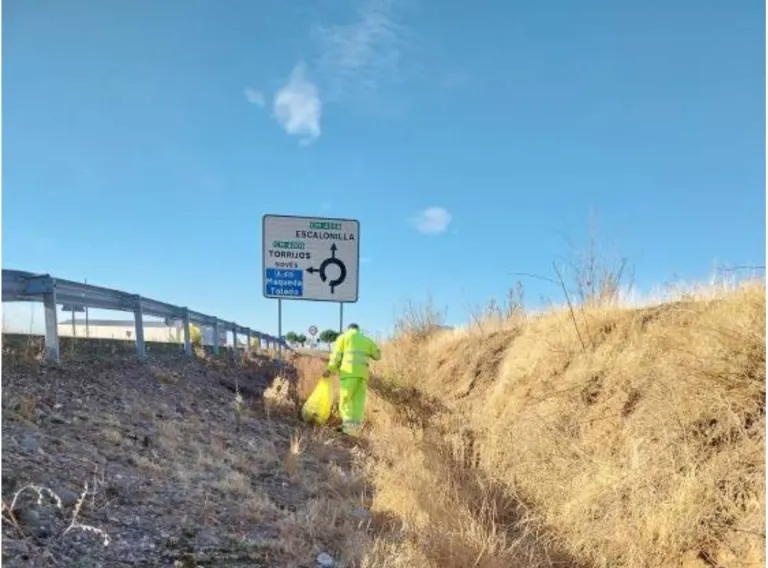 Las brigadas de carreteras del Gobierno regional recogen 8.853 bolsas de basura y 132.000 kilos de residuos de las cunetas y bordes de la Red regional de Carreteras