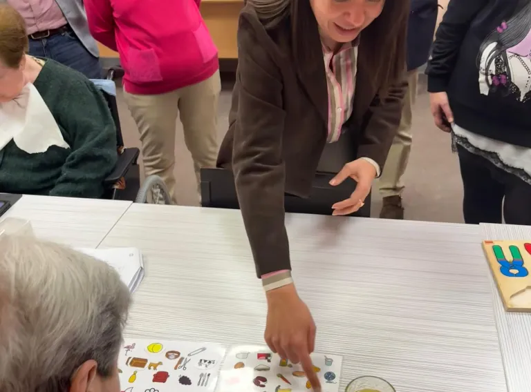 La Consejera de Bienestar Social durante su visita al Centro de Mayores Puertollano I
