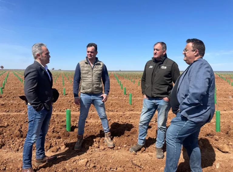 El delegado provincial de Agricultura, Ganadería y Desarrollo Rural, Rodrigo Fernández, visita la explotación de un joven agricultor de Villamayor de Santiago, Jesús Castillo