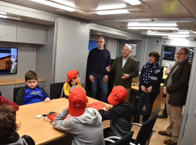 El Colegio Público de Educación Infantil y Primaria (CEIP) ‘Ramón y Cajal’ de Cuenca ha recibido esta mañana la visita del Servicio de Atención y Coordinación de Urgencias y Emergencias 1-1-2 de Castilla-La Mancha