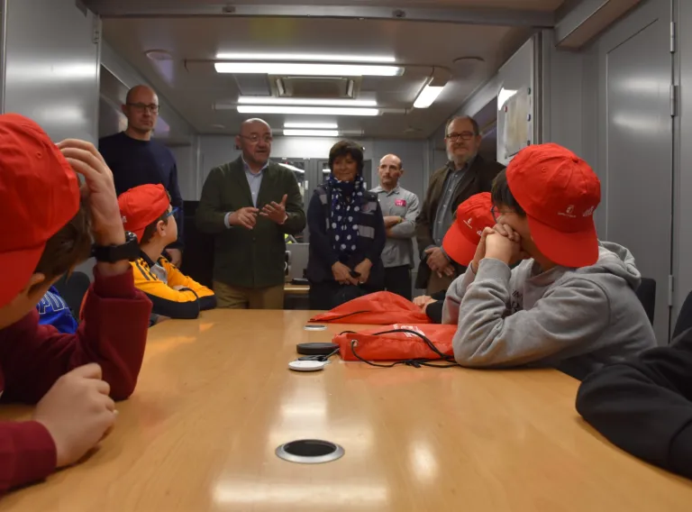 El Colegio Público de Educación Infantil y Primaria (CEIP) ‘Ramón y Cajal’ de Cuenca ha recibido esta mañana la visita del Servicio de Atención y Coordinación de Urgencias y Emergencias 1-1-2 de Castilla-La Mancha