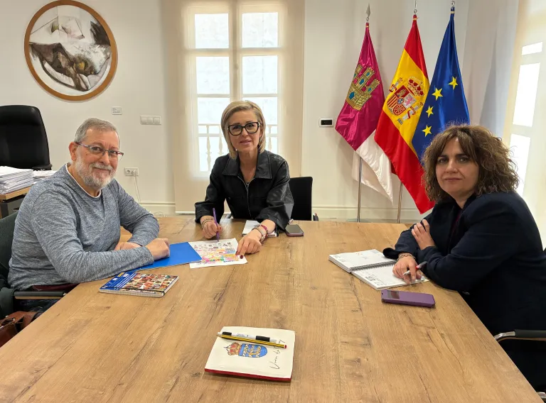 La delegada de la Junta, Marian López, se reunión con el presidente de ADOCU, Carlos Vicente Cuesta, y la delegada provincial de Bienestar Social, Susana Zomeño.