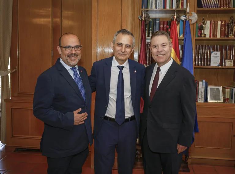 El presidente de Castilla-La Mancha, Emiliano García-Page, ha saludado este jueves, en el Parlamento regional, al ujier mayor de las Cortes de Castilla-La Mancha, Antonio Leal