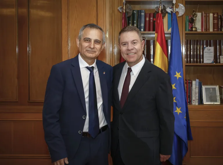 El presidente de Castilla-La Mancha, Emiliano García-Page, ha saludado este jueves, en el Parlamento regional, al ujier mayor de las Cortes de Castilla-La Mancha, Antonio Leal