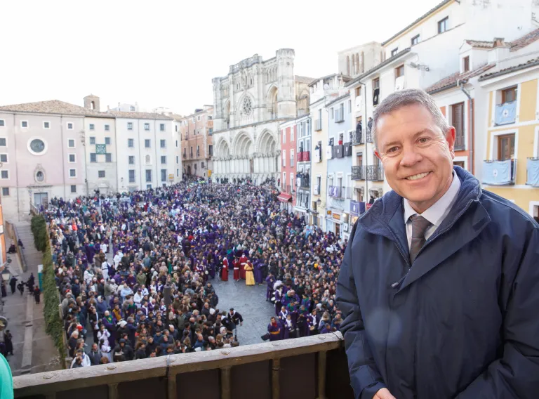 Emiliano García-Page en la Procesión ‘Camino del Calvario’ en Cuenca