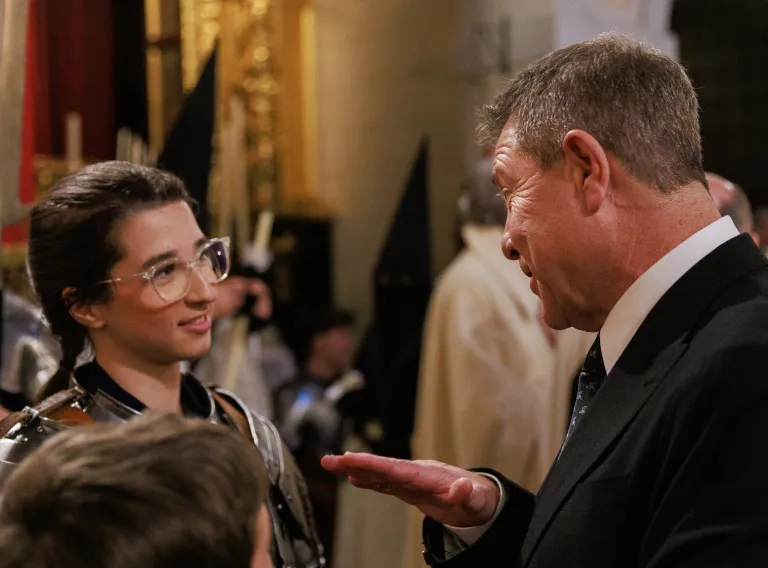 El presidente de Castilla-La Mancha, Emiliano García-Page, participa, en Toledo, en la procesión del Santo Entierro que sale de la Parroquia Mozárabe de las Santas Justa y Rufina.