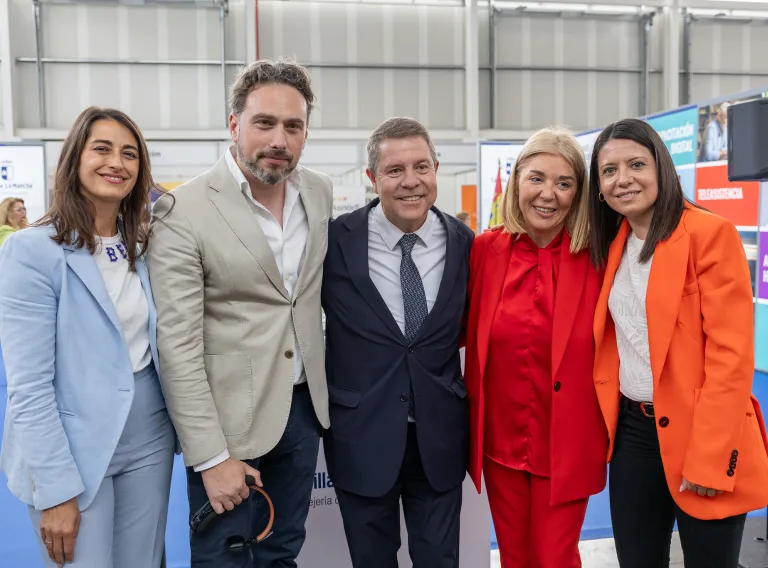 El jefe del Gobierno regional, Emiliano García-Page, inaugura, en Azuqueca de Henares (Guadalajara), la I Feria del Mayor Activo de Castilla-La Mancha.