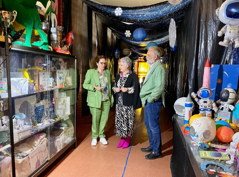 La delegada de la Junta, Rosa María García, visita el CEIP Badiel
