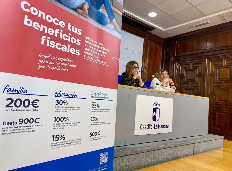 La directora general de Tributos y Ordenación del Juego, Susana Pastor, presenta las deducciones fiscales en el tramo autonómico de la campaña de la renta en Guadalajara