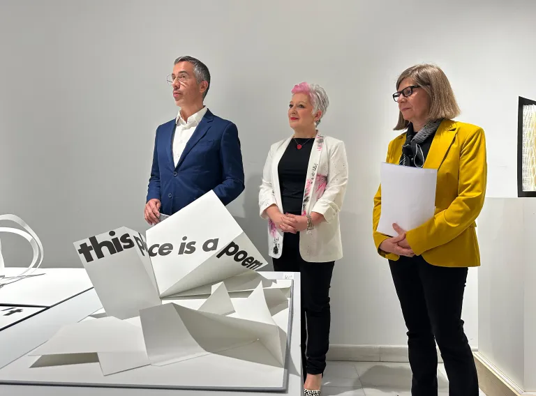 La delegada de la Junta, Rosa María García, inaugura la exposición 'Libros de artista'