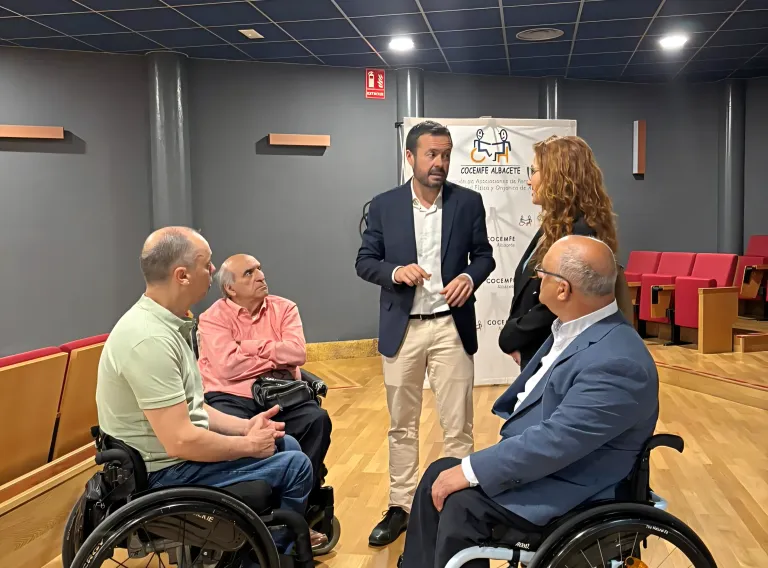 Reunión del comisionado para la Accesibilidad, José Luis Escudero, con representantes de COCEMFE