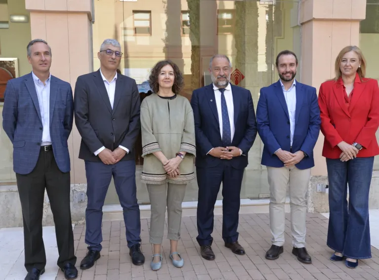 El Gobierno de Castilla-La Mancha refuerza su apuesta por la formación dual universitaria y las microcredenciales para mejorar la empleabilidad Ciudad Real, 24 de abril de 2026.- El Gobierno de Castilla-La Mancha ha reafirmado hoy su compromiso con la formación dual universitaria y la formación permanente como herramientas clave para mejorar la empleabilidad de los egresados, durante la inauguración de la jornada ‘Formación Dual Universitaria y Microcredenciales: nuevas claves para impulsar la empleabilidad