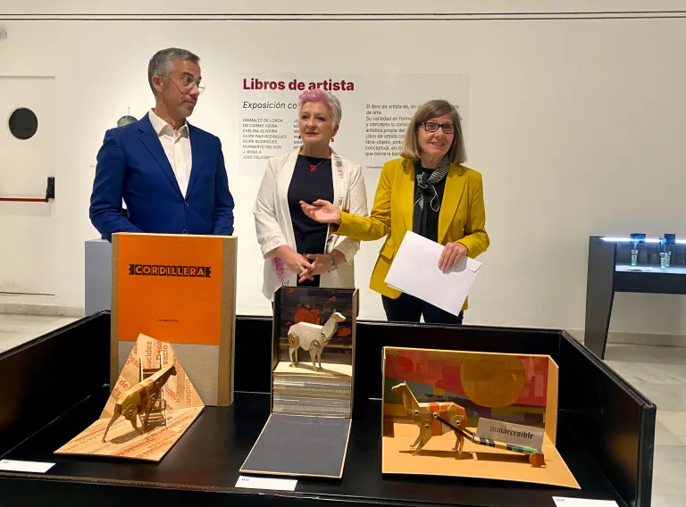 La delegada de la Junta, Rosa María García, inaugura la exposición 'Libros de artista'