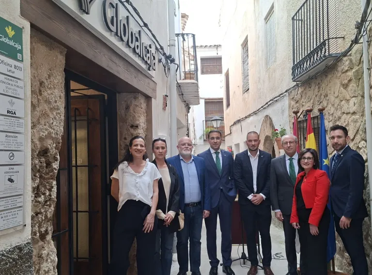 Minutos previos a la inauguración a las puertas de la nueva oficina