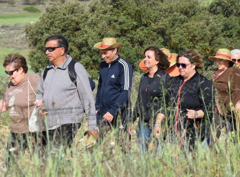 La delegada provincial de Bienestar Social, Susana Zomeño, el presidente de la Diputación Provincial de Cuenca, Álvaro Martínez Chana, y la diputada de Servicios Sociales, Eva García, han participado en esta primera ruta en Almonacid del Marquesado.