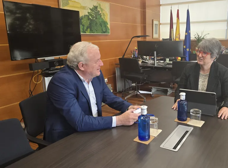 Mercedes Gómez presenta a ADEVIN el Plan de Biometano que incluye actuaciones para gestionar las vinazas de un sector que produce el 60% del vino de España Toledo, 23 de abril de 2026.- La consejera de Desarrollo Sostenible, Mercedes Gómez, ha mantenido una reunión con la Asociación de Destiladores y Rectificadores de Alcoholes y Aguardientes Vínicos (ADEVIN), en la que ha puesto en común con su presidente, Antonio Ortega Fajardo, cómo está avanzando la tramitación del Plan Regional de Biometano. Durante la