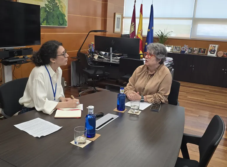 Reunión entre la consejera de Desarrollo Sostenible, Mercedes Gómez, y Roberta Perna, investigadora en el Instituto de Políticas y Bienes Públicos del CSIC