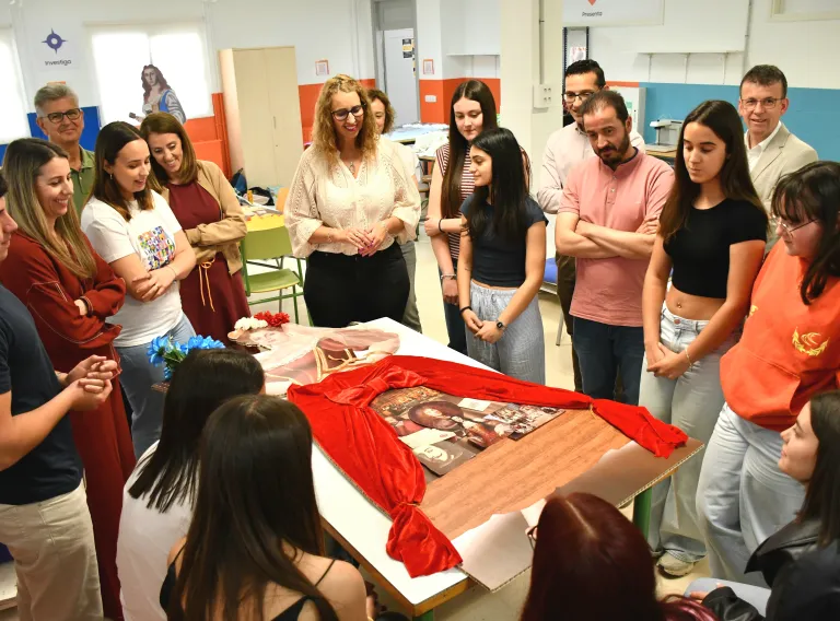 La consejera de Igualdad, Sara Simón, ha visitado el IES ‘Cañada de la Encina’, en Iniesta (Cuenca)