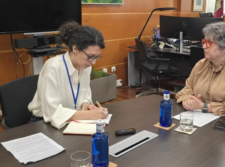 Reunión entre la consejera de Desarrollo Sostenible, Mercedes Gómez, y Roberta Perna, investigadora en el Instituto de Políticas y Bienes Públicos del CSIC