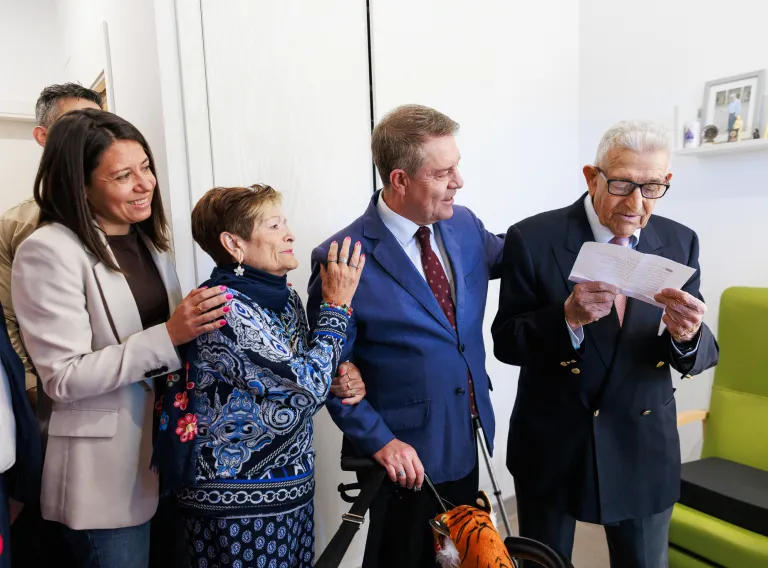 El jefe del Gobierno regional, Emiliano García-Page, inaugura, en Chinchilla de Montearagón, la residencia de mayores ‘Las Encebras’
