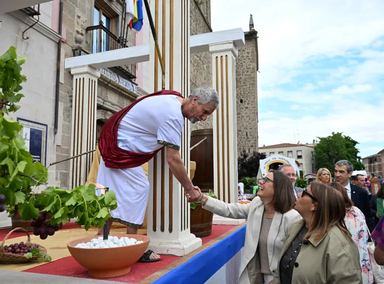 La consejera portavoz del Gobierno regional, Esther Padilla, acude a la romería que se celebra con motivo de la festividad de San Isidro en la ciudad de Talavera de la Reina.
