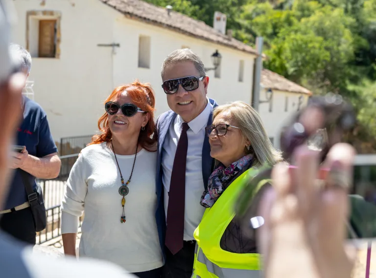 El presidente regional, Emiliano García-Page, ha inaugurado esta mañana, en Letur (Albacete), la Escuela Infantil ´Mª Carmen Jiménez Villar´. Asimismo, ha visitado las obras del colector de este municipio y las obras de emergencia que se ejecutan en La Dehesa, pedanía de Letur.