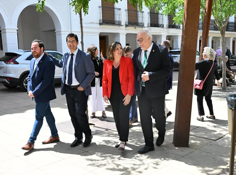 El vicepresidente segundo, José Manuel Caballero; y la consejera de Economía, Empresas y Empleo, Patricia Franco; presentan el proyecto de remodelación de la nueva Oficina Emplea de Manzanares, en el Ayuntamiento de Manzanares.