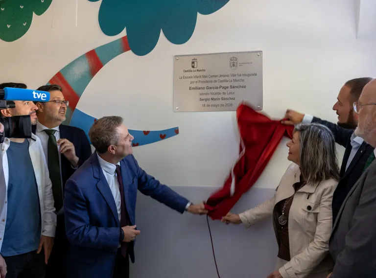 El presidente regional, Emiliano García-Page, ha inaugurado esta mañana, en Letur (Albacete), la Escuela Infantil ´Mª Carmen Jiménez Villar´. Asimismo, ha visitado las obras del colector de este municipio y las obras de emergencia que se ejecutan en La Dehesa, pedanía de Letur.