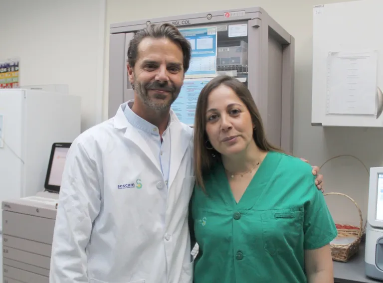 Doctor Ramón Ortiz, tutor de Medicina Intensiva, junto a la doctora Carmen Espinosa, especialista del equipo de UCI Ciudad Real