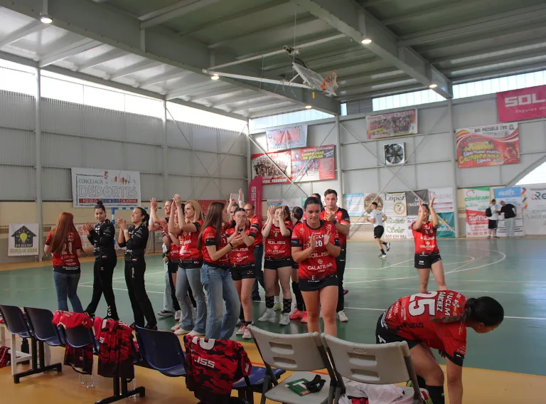 El director general de Juventud y Deportes, Carlos Yuste, ha asistido al partido de balonmano entre el Soliss Balonmano Pozuelo de Calatrava y el Lanzarote Puerto del Carmen