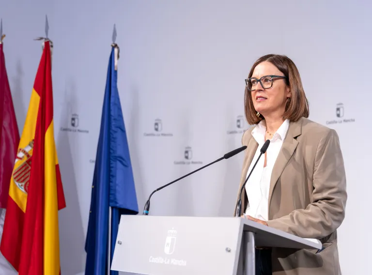 El Ejecutivo regional sigue trabajando para mejorar las condiciones de climatización de centros escolares de la Comunidad Autonómica. Para ello, y como ha señalado la consejera Portavoz, Esther Padilla, el Gobierno ha dado el visto bueno a una transferencia de casi 2,7 millones de euros para continuar con el plan de climatización en centros de Educación Secundaria y de Educación Especial de Castilla-La Mancha.