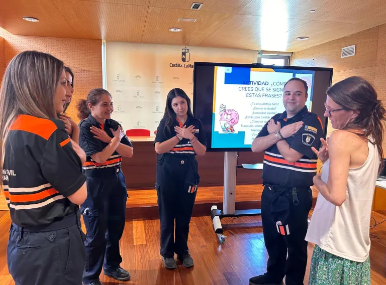 Un momento del curso de lengua de signos impartido en Albacete para voluntarios de Protección Civil.