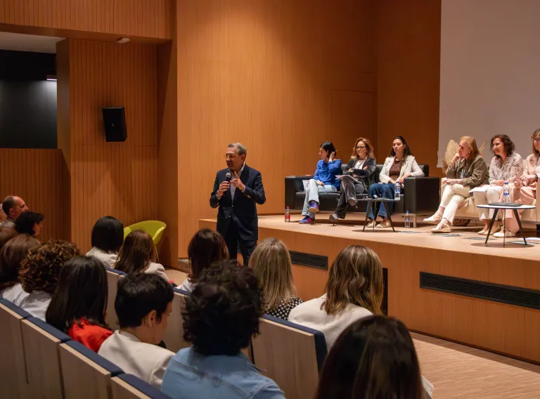 El Gobierno de Castilla-La Mancha organiza un encuentro entre profesionales sanitarios y adolescentes para abordar sus principales inquietudes en salud