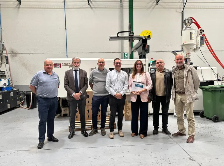 El Gobierno regional conoce un innovador sistema de reciclaje de vasos de plástico en eventos desarrollado en Toledo
