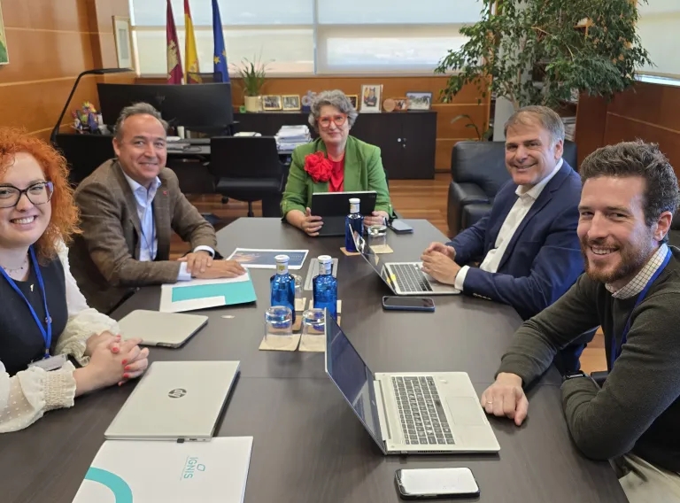 La consejera de Desarrollo Sostenible, Mercedes Gómez, ha mantenido una reunión de trabajo con los representantes de IGNIS para conocer los diferentes proyectos que la compañía energética está implantando en Castilla-La Mancha, así como sus planes de expansión con nuevas iniciativas vinculadas a las plantas solares, eólicas, el autoconsumo, los centros de datos.