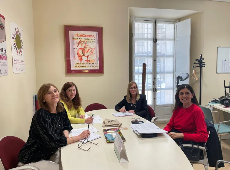 La delegada provincial de Igualdad, Lola Serrano, recibió a las tres empresas para la rúbrica del convenio.