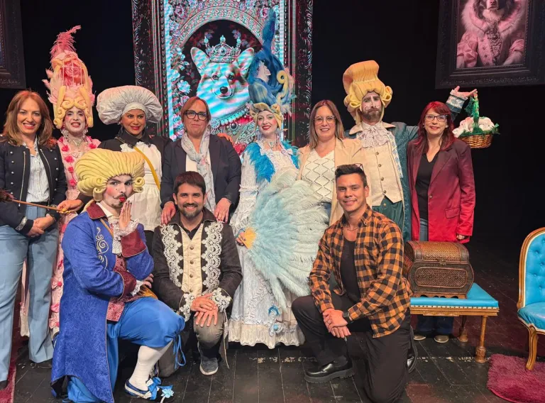La viceconsejera de Cultura y Deportes, Carmen Teresa Olmedo, en la obra de teatro ‘Preciosas Ridículas’