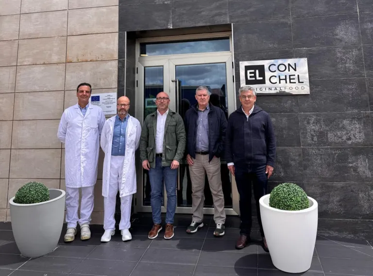 El delegado provincial de Agricultura, Ganadería y Desarrollo Rural, Ramón Sáez, junto a los directivos de El Conchel