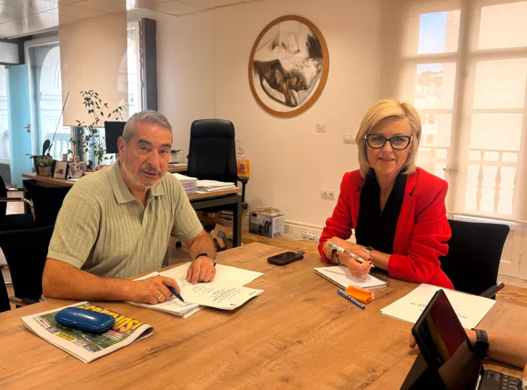 la delegada de la Junta en Cuenca, Marian López, se ha reunido con el alcalde de Valeria, Juan Pedro Martínez, para conocer los detalles del proyecto “Noches Mágicas en Valeria”