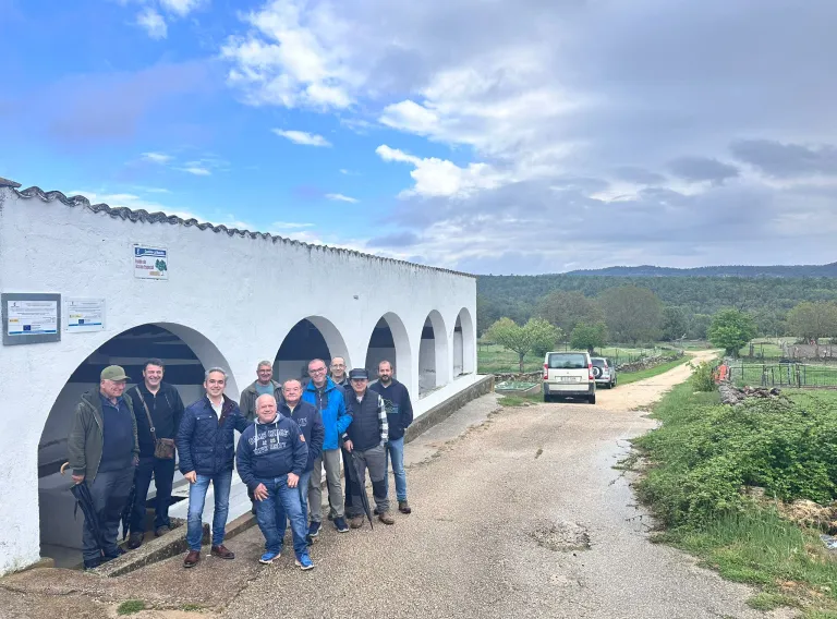 El delegado provincial de Agricultura, Ganadería y Desarrollo Rural ha visitado las comunidades de regantes ‘San Isidro’, en Huerta del Marquesado, y ‘Río Laguna y Novatío’, en Campillos Sierra