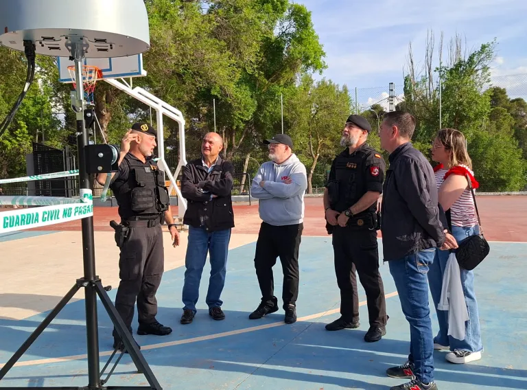 El delegado de la Junta en Albacete ha visitado el puesto de la Guardia Civil en el festival Viñarock